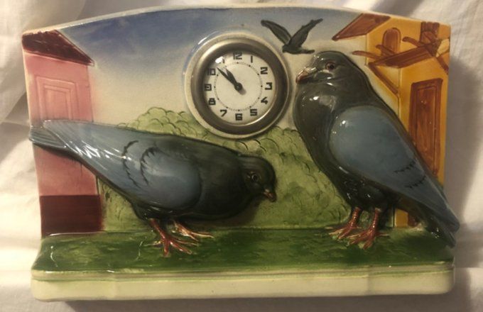 Horloge Vintage décors chasse  pigeons Sarreguemines avec 2 vases