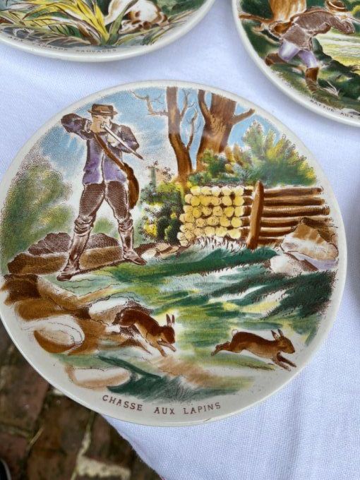 6 petites assiettes à décor polychrome sur la chasse   Sarreguemines.