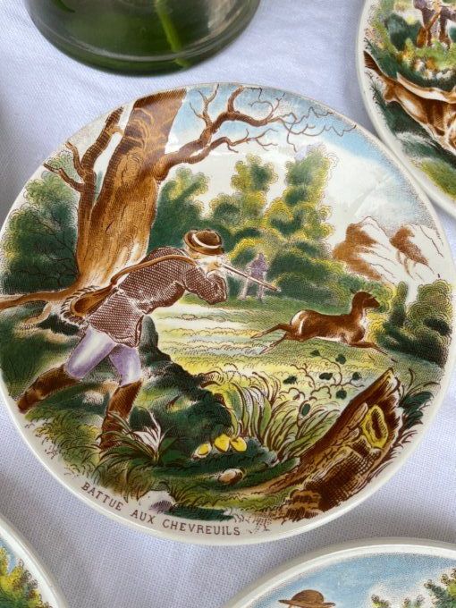 6 petites assiettes à décor polychrome sur la chasse   Sarreguemines.