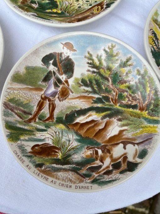 6 petites assiettes à décor polychrome sur la chasse   Sarreguemines.