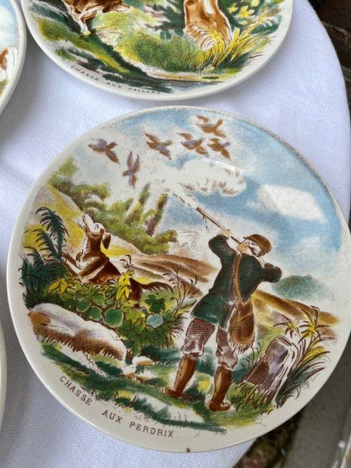 6 petites assiettes à décor polychrome sur la chasse   Sarreguemines.