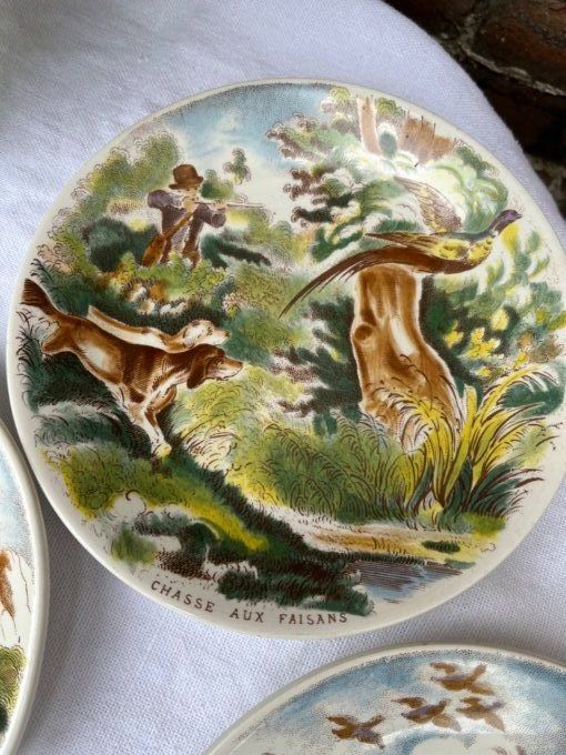 6 petites assiettes à décor polychrome sur la chasse   Sarreguemines.