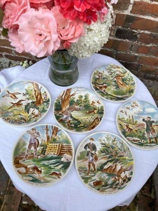 6 petites assiettes à décor polychrome sur la chasse   Sarreguemines.